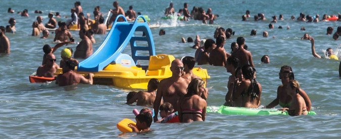 Salerno, coppia gay si abbraccia in piscina. Il bagnino: “Più composti, ci sono bambini”