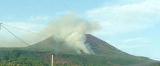 Copertina di Parco Nazionale Vesuvio, è allarme incendi: vistosa colonna di fumo sopra Terzigno