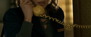 Copertina di Stranger Things, Winona Ryder in grande forma nella nuova serie Netflix per nostalgici degli Eighties