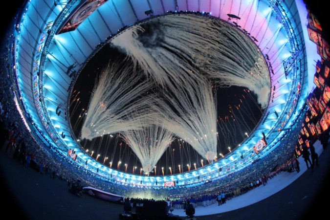 Lavoratori con palloncini di grandi dimensioni, con la scritta Rio 2016',  a piedi passato il parco olimpico di Rio de Janeiro, Brasile 2014. I  palloncini contrassegnare le varie posizioni dei luoghi di sport per il Rio  2016 Olimpiadi di estate. Foto: Michael