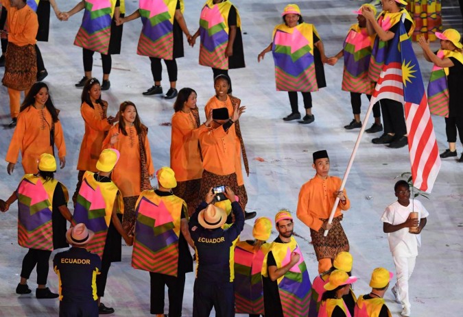 Lavoratori con palloncini di grandi dimensioni, con la scritta Rio 2016',  a piedi passato il parco olimpico di Rio de Janeiro, Brasile 2014. I  palloncini contrassegnare le varie posizioni dei luoghi di sport per il Rio  2016 Olimpiadi di estate. Foto: Michael