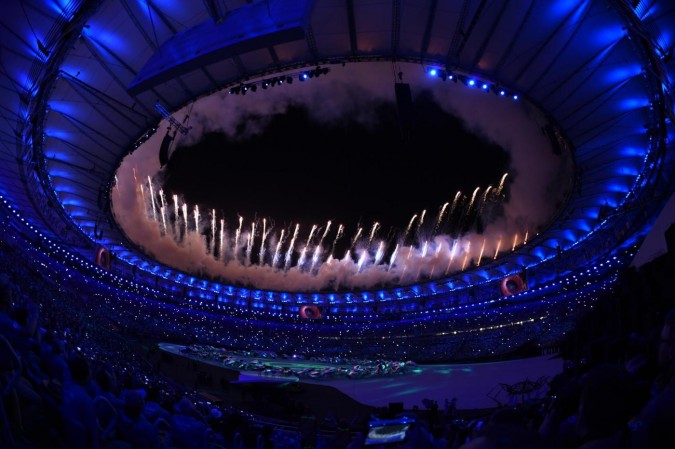 Lavoratori con palloncini di grandi dimensioni, con la scritta Rio 2016',  a piedi passato il parco olimpico di Rio de Janeiro, Brasile 2014. I  palloncini contrassegnare le varie posizioni dei luoghi di sport per il Rio  2016 Olimpiadi di estate. Foto: Michael