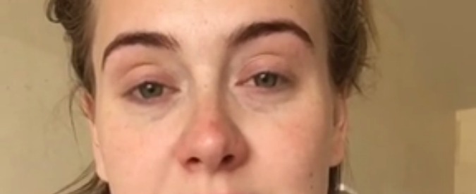 “Mi spiace, ho il raffreddore”, Adele annulla il concerto con un video su Instagram