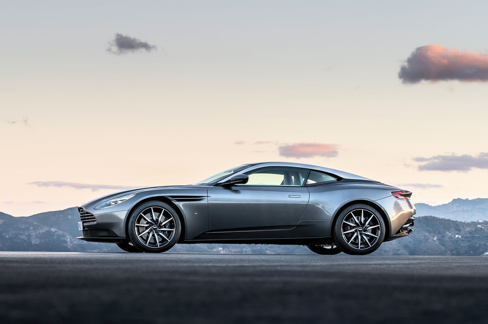 Aston Martin DB11 Dai Film Di James Bond Alla Strada FOTO Il Fatto Aston Martin DB11 Dai Film Di James Bond Alla Strada FOTO Il Fatto