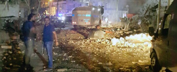 Copertina di Turchia, quattro attacchi contro la polizia: 17 morti, 14 sono agenti. Erdogan: “C’è Gulen dietro agli attacchi”