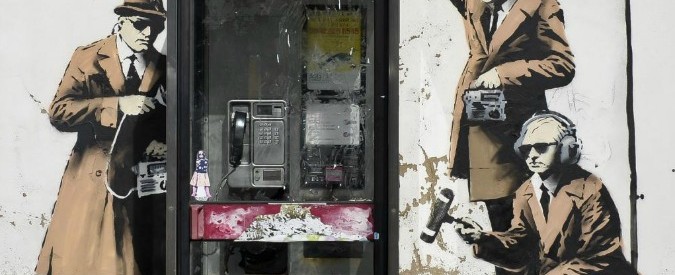 Banksy, rimosso il murales “Spy Booth”: valeva un milione di euro