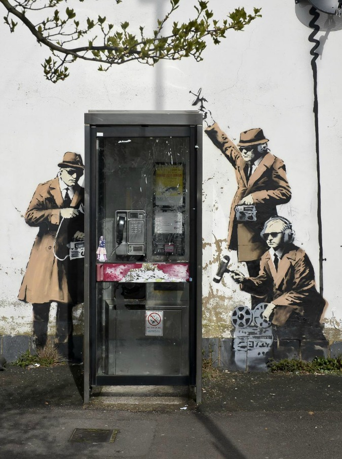 Banksy, rimosso il murales “Spy Booth”: valeva un milione di euro