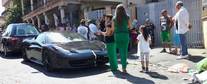 Copertina di Casamonica, petali di rosa e Ferrari ai funerali del 27enne morto mentre dava fuoco alla villa di un parente