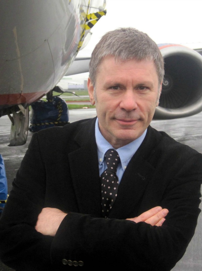 Bruce Dickinson, il cantante degli Iron Maiden pilota il volo Meridiana da Olbia a Torino. La sorpresa dei passeggeri