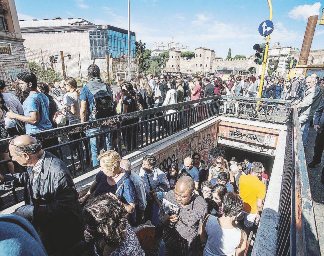 Copertina di Che profumo! I “nasi” ci raccontano storia, metropoli e presente