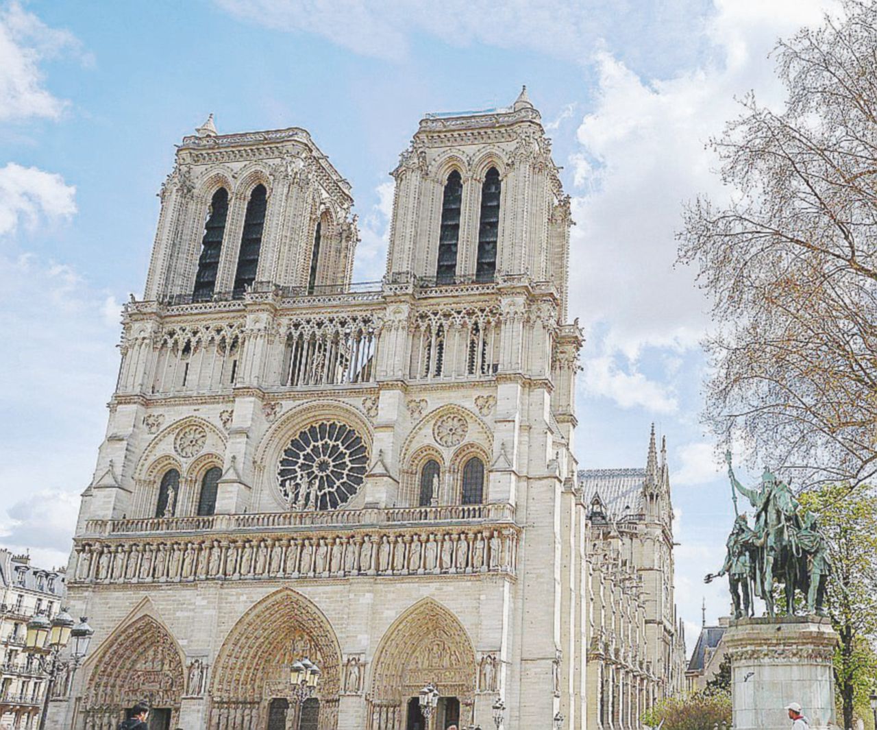 La cattedrale di Notre Dame - Ansa Il segno di pace di Maometto a Notre Dame