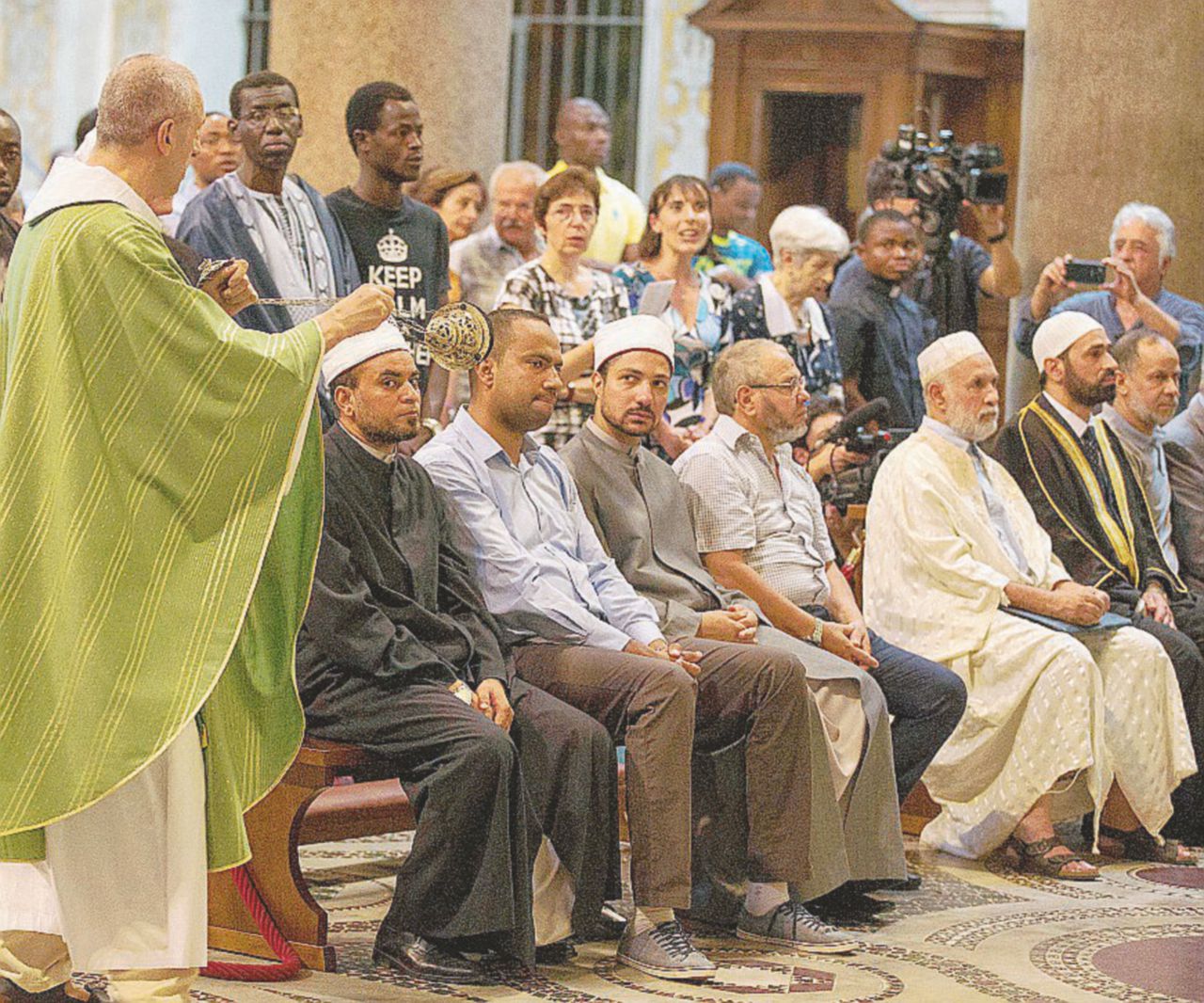 Fedeli musulmani ieri in una chiesa di Roma - Ansa “Siamo qui contro la degenerazione del nostro Islam”