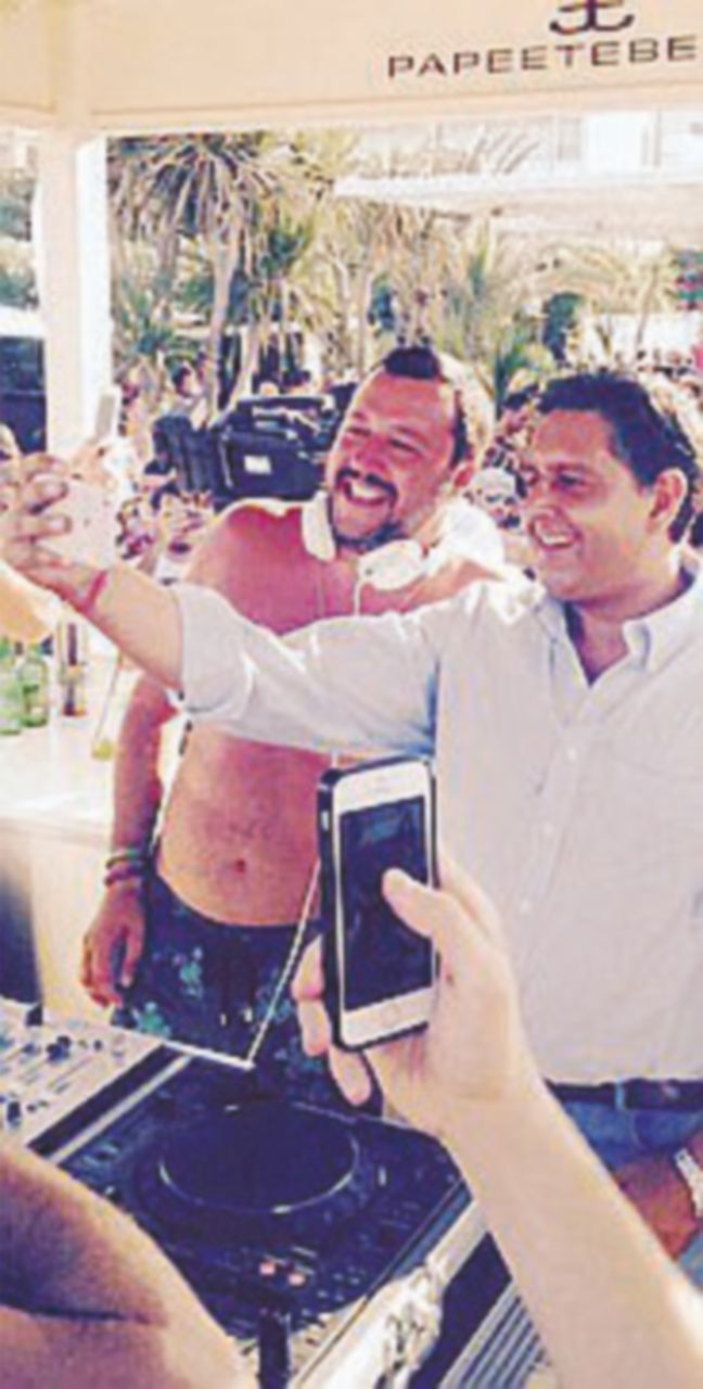 Copertina di Toti cerca il patto del Papeete, ma è offuscato dai selfie di Salvini