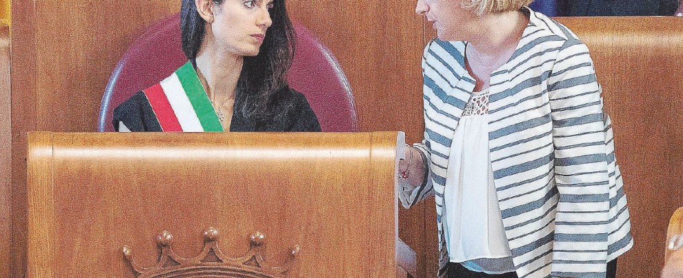 La sindaca di Roma Virginia Raggi con l’assessore all’Ambiente Paola Muraro - LaPresse Rifiuti Roma, gli sms del Pd alla Muraro dopo la nomina: “Dovevamo sceglierti noi”