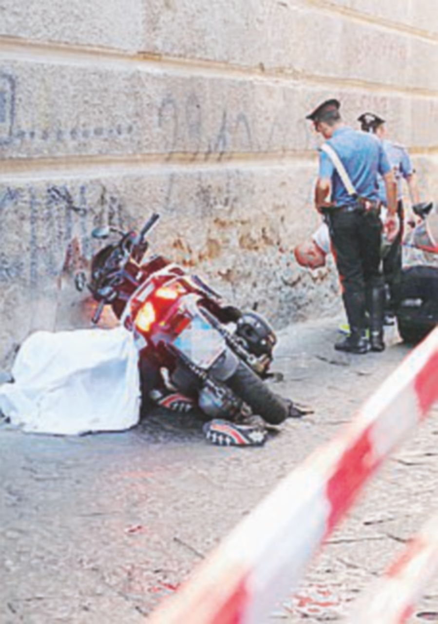 Sicari in pieno centro, due morti. La Dia: è guerra di camorre