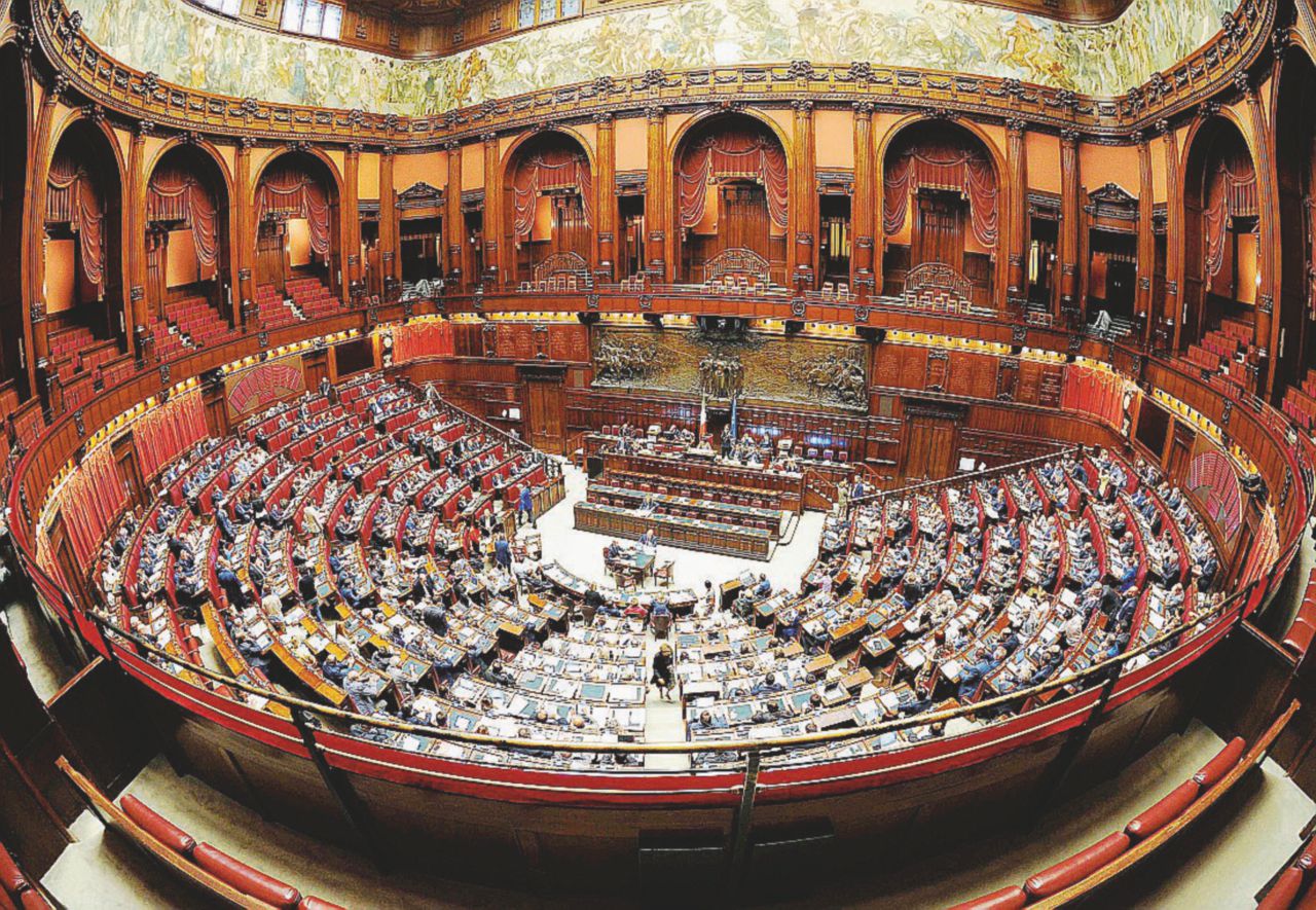 “Riforme? Per risparmiare”. Ma la casta difende gli stipendi