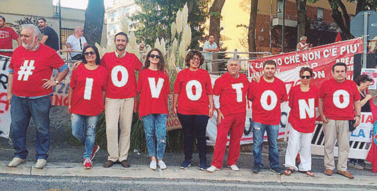 La Boschi in tour a Frosinone: la protesta in rosso