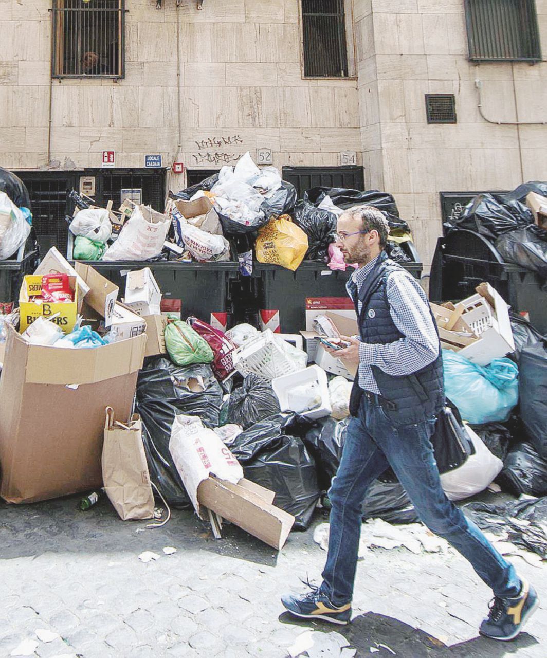 Copertina di Il carrozzone Ama paga più stipendi che servizi alla città