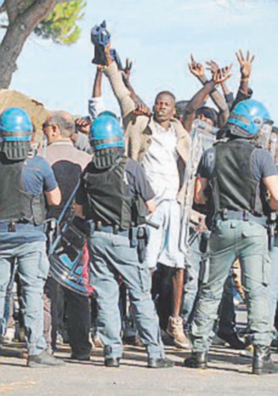 Respinti i migranti fuggiti a nuoto. Oggi protesta No Border