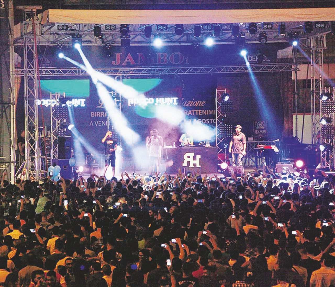 Caserta, dal palco l’inchino all’imprenditore arrestato perché socio dei Casalesi