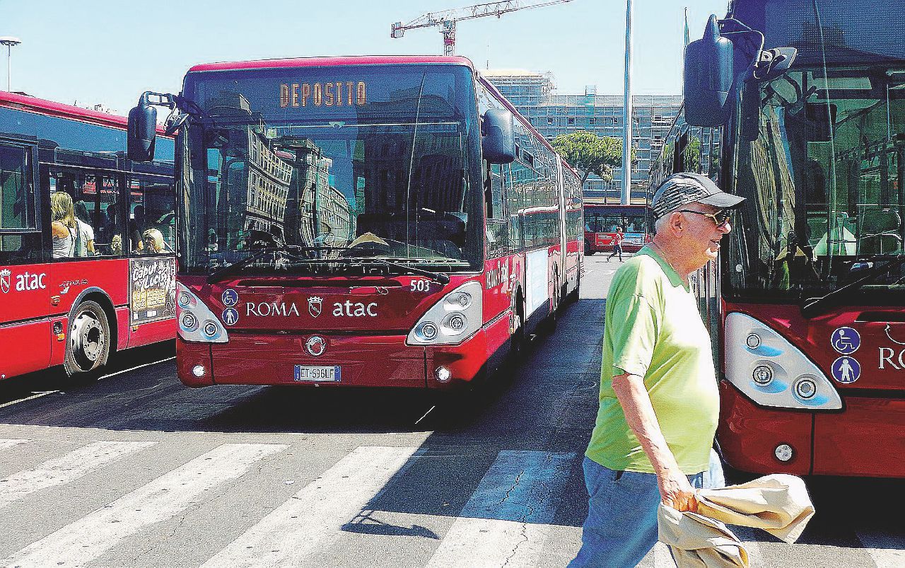 Copertina di Bus fermi, debiti e reati: le colpe del disastro Atac