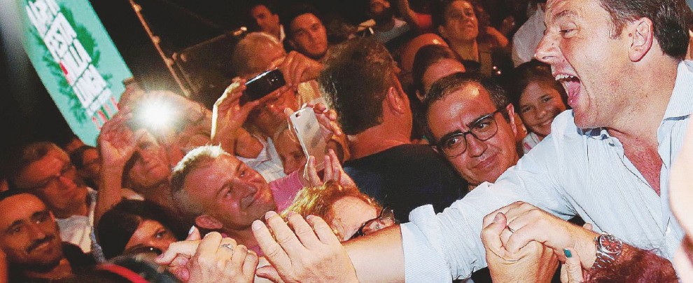 Matteo Renzi ha parlato dei 500 milioni di risparmi alla Festa dell’Unità in Emilia - Ansa La povertà in aumento curata coi soldi falsi: Renzi vende il Sì