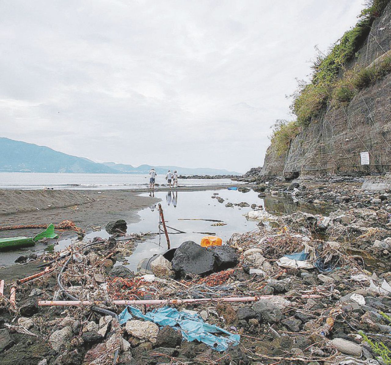 Copertina di Goletta Verde, 137 lidi inquinati: “Acqua sporca ma niente cartelli”