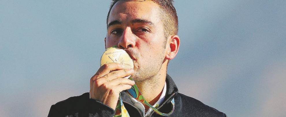 Sul podio come il padre - Rossetti ieri sul gradino più alto del podio. Il padre arrivò terzo nel 1992 - LaPresse Fucili d’oro: così vincono gli azzurri del tiro al volo