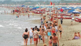 La crema solare protegge ma non annulla i rischi. Anche le parole di Salmo contengono una verità