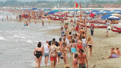Copertina di La crema solare protegge ma non annulla i rischi. Anche le parole di Salmo contengono una verità