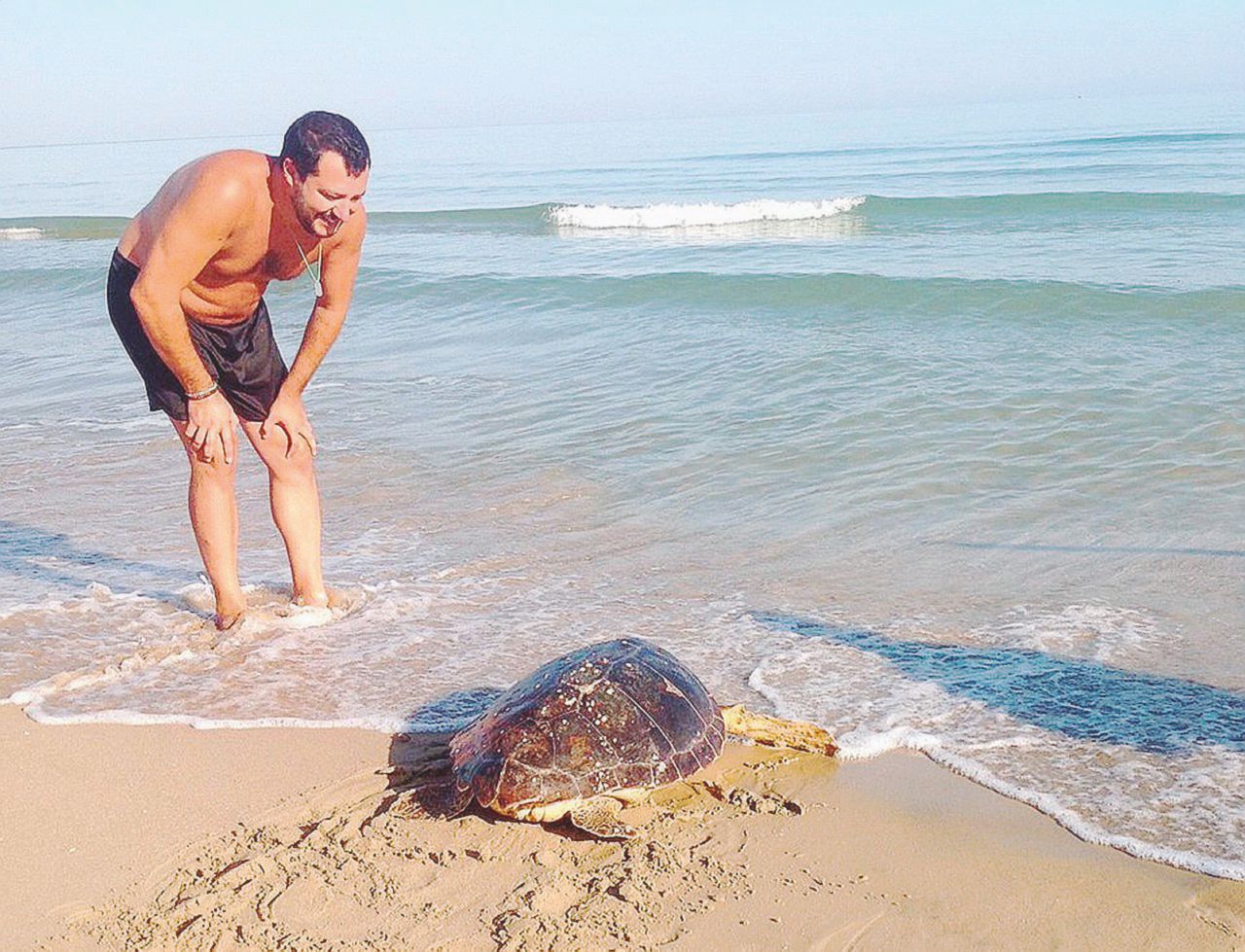Tartarughe, cuccioli e moto. Il politico in vacanza (buonista)