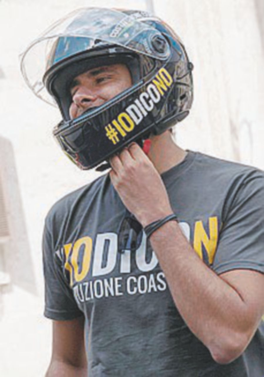 I 5 Stelle in tour anche in barca per il No al referendum