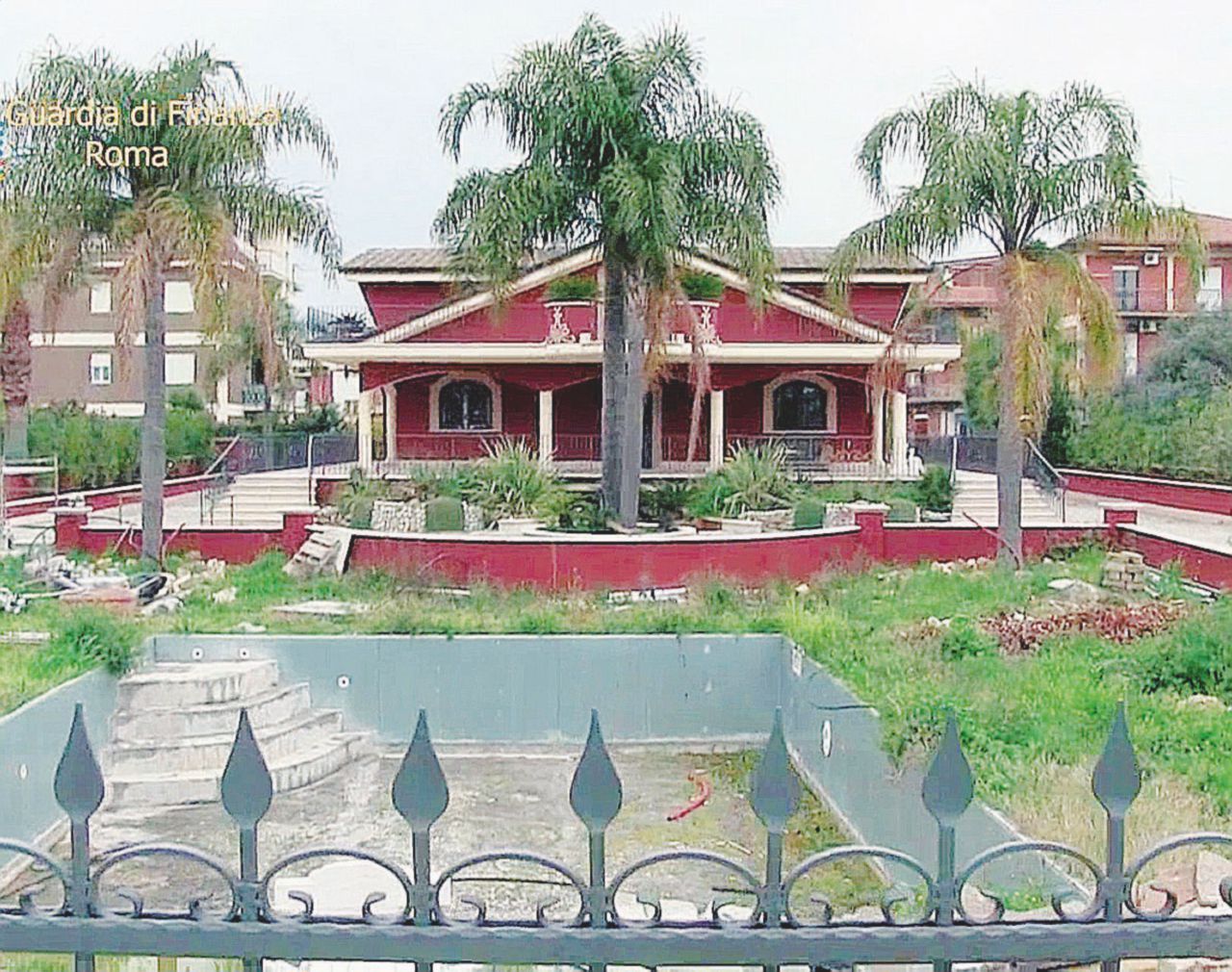 Copertina di “Confische ai Casamonica? Meglio abbattere le ville”