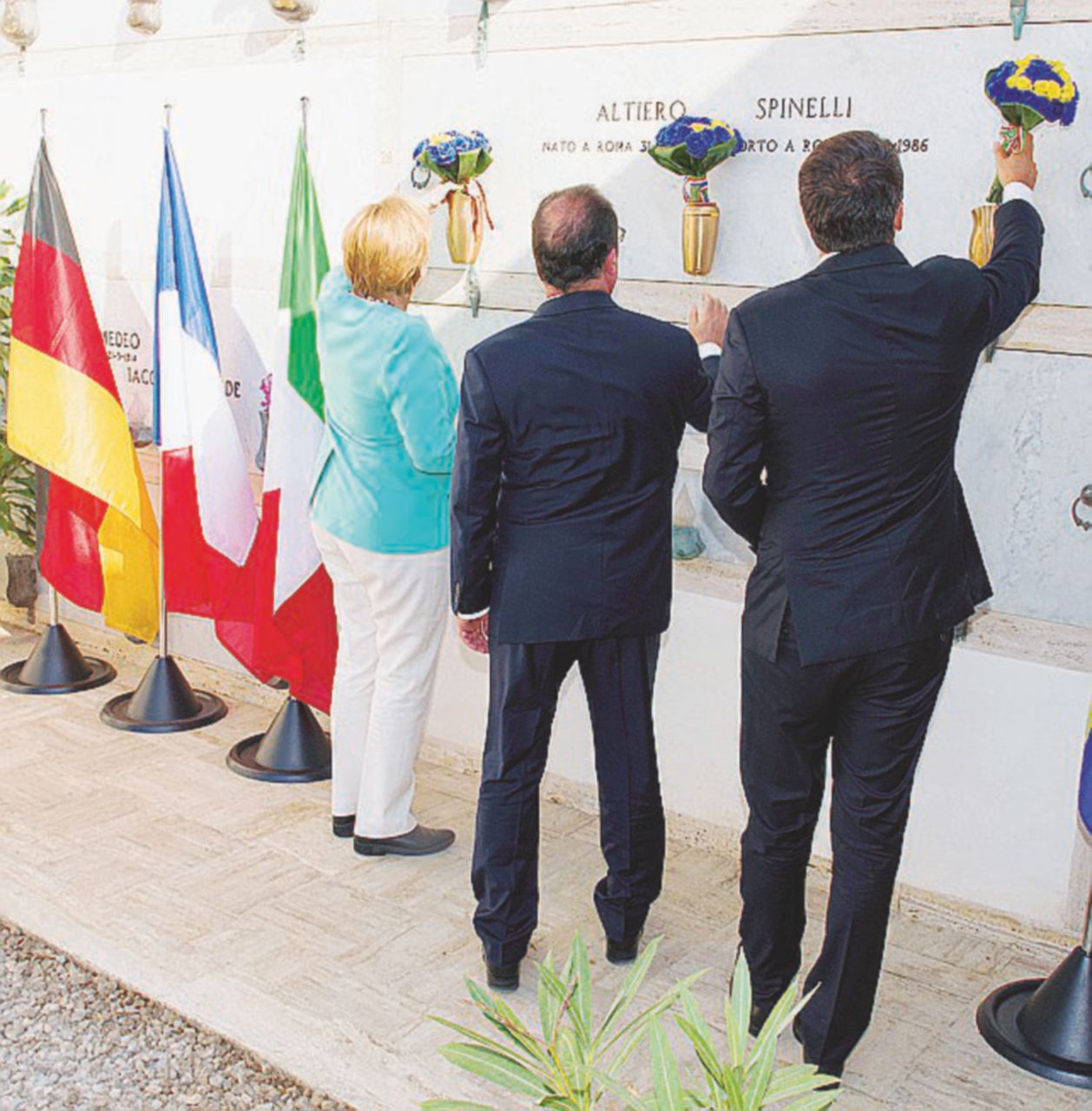Omaggio - Merkel, Hollande e Renzi depongono fiori sulla tomba di Spinelli - LaPresse Ventotene, l’isola del confino dove nacque il Manifesto di Altiero Spinelli