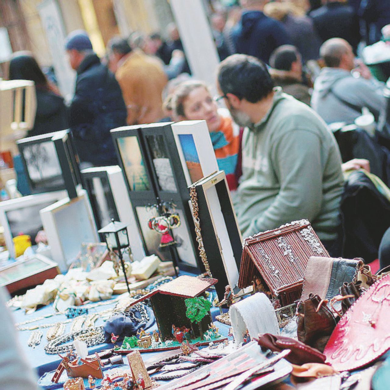 Tra i tanti banchi dei mercatini, dove l’affare non è più un affare
