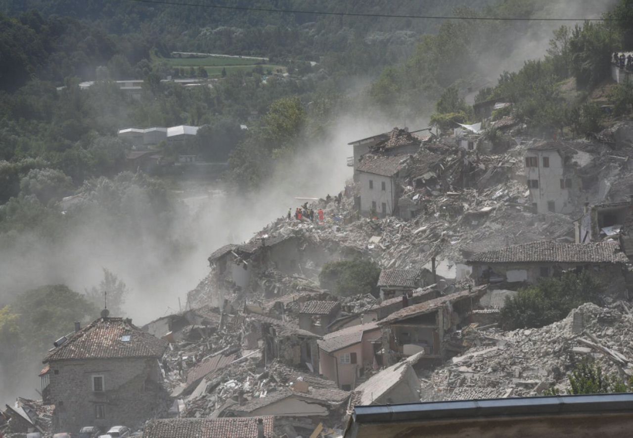 Copertina di Arquata del Tronto conta i suoi morti e teme nuovi crolli