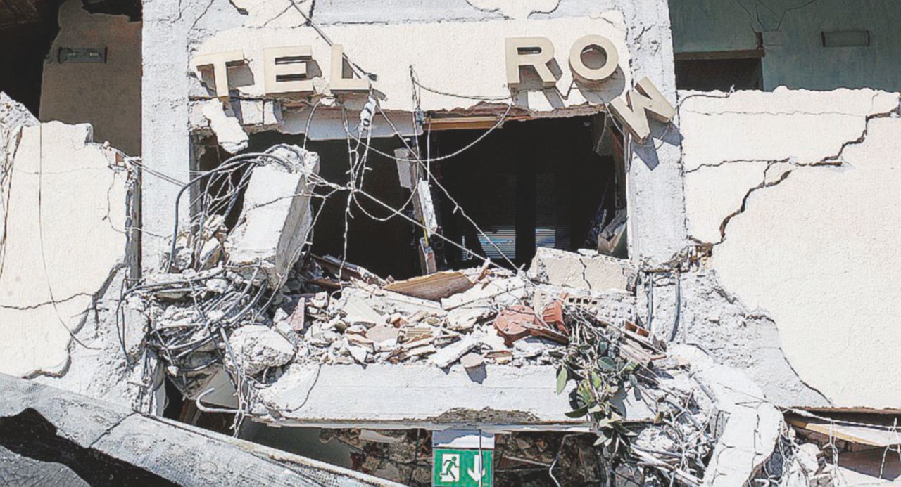 Copertina di Ad Amatrice crolla tutto: l’hotel dei Papi inghiotte i suoi ospiti