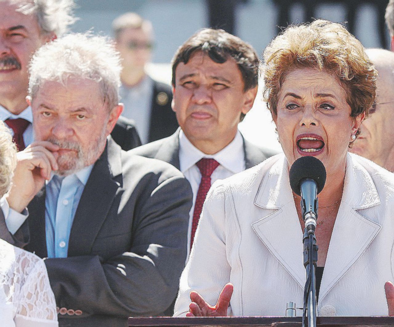 Copertina di Dilma contro tutti: “È un golpe, la storia mi giudicherà”