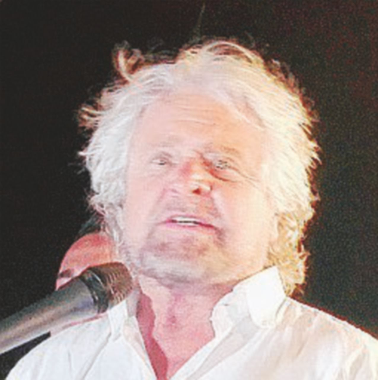 Copertina di Grillo attacca: “50 milioni, miseri, solo un panno caldo”