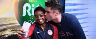 Copertina di Rio 2016, Simone Biles: Zac Efron le dà un bacio dopo il quarto oro e i fan impazziscono sui social