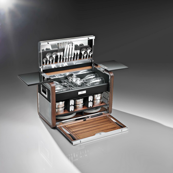 Copertina di ROLLS ROYCE, IL “CESTO” DA PICNIC COSTA 38 MILA DOLLARI – FOTO