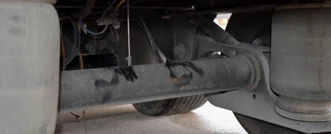 Copertina di Migranti, percorre 400km legato sotto un autotreno. Giovane afghano fermato sulla A1