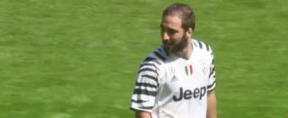 Copertina di Higuain, debutto nella Juventus. Telecronisti inglesi impietosi: “Lento, deve perdere qualche chilo”