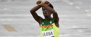 Copertina di Rio 2016, l’argento etiope fa il gesto delle manette al traguardo: “Il governo uccide il mio popolo. Ora temo per la mia vita”
