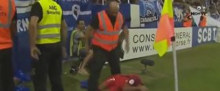 Copertina di Calcio, Lucas Moura del Psg colpito da un tifoso del Bastia mentre batte un corner. La società avversaria: “Una sceneggiata”