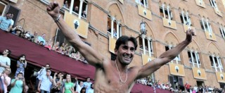 Copertina di Palio di Siena, trionfa la Lupa: Scompiglio vince su Preziosa Penelope (video)