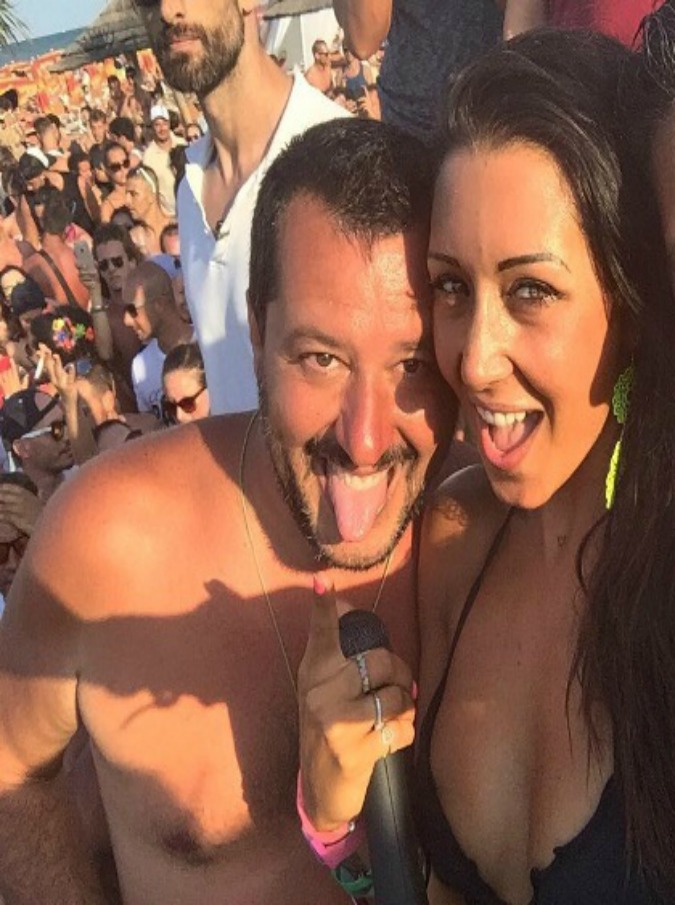 Matteo Salvini, il leader della Lega a Milano Marittima: “Grazie a noi spiagge sono controllate”. Poi i selfie al Papeete con Toti