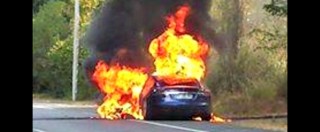 Copertina di Tesla, una Model S prende fuoco durante un test drive in Francia. Illesi i passeggeri