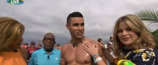 Copertina di Rio 2016, portabandiera del Tonga: massaggiato in diretta dalle conduttrici dell’Nbc