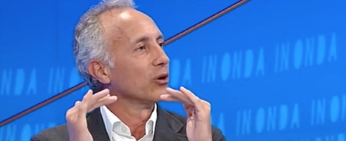 Copertina di Travaglio vs Fiano: “Renzi non si dimette più? Si può votare No senza remore”. “Bla-bla retroscenista”